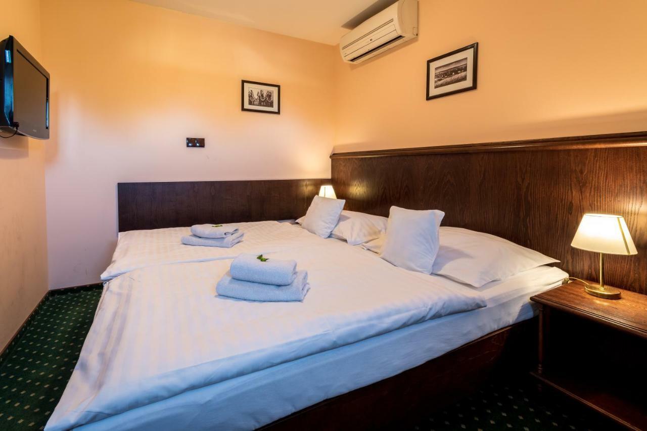 Hotel U Hejtmana Sarovce Uherské Hradiště Kültér fotó