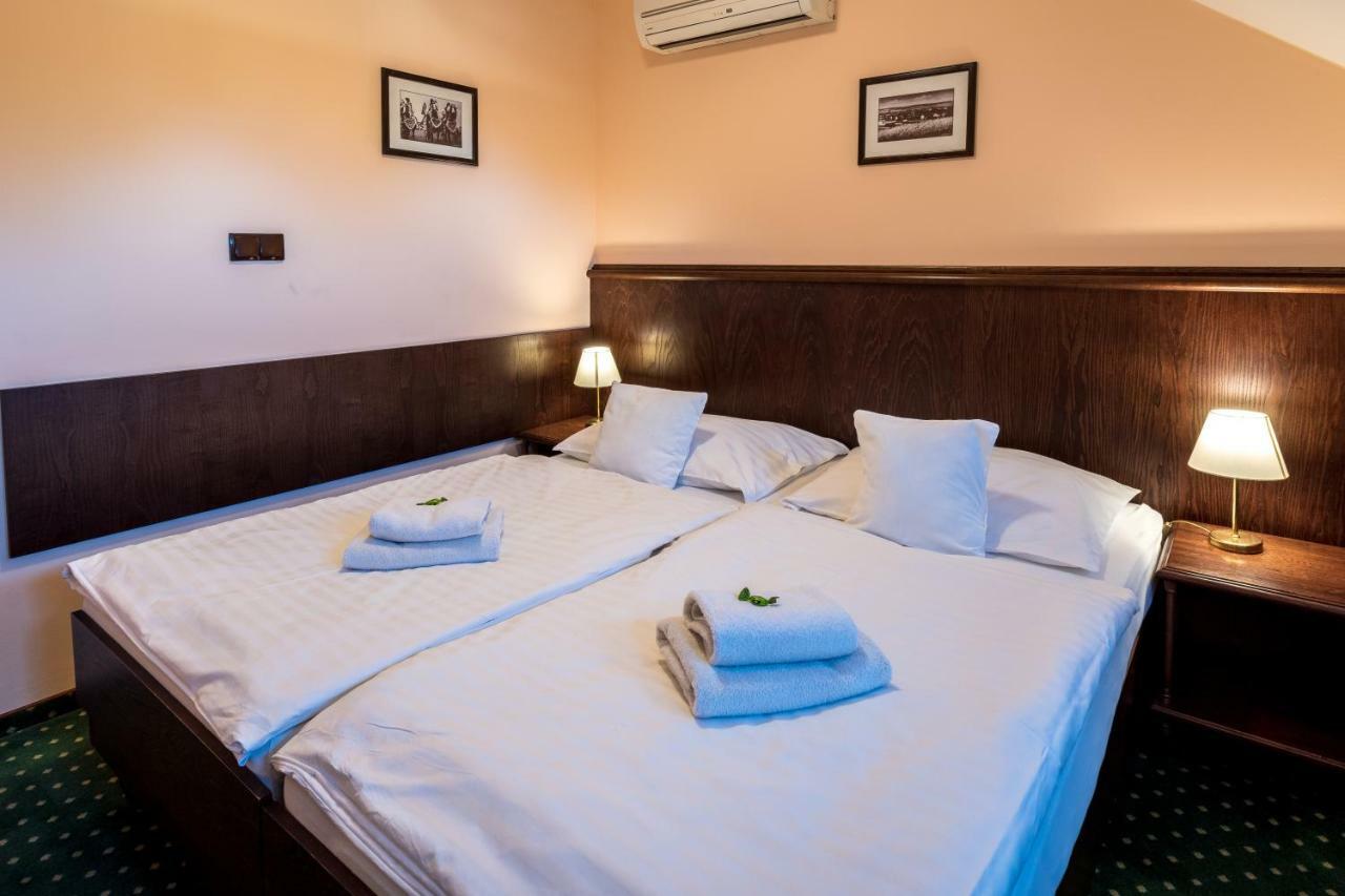 Hotel U Hejtmana Sarovce Uherské Hradiště Kültér fotó